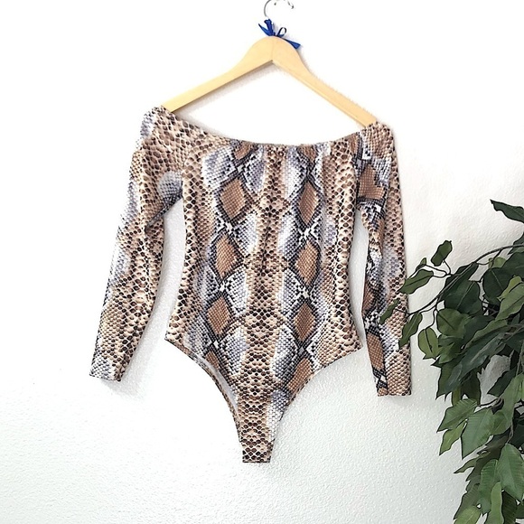 PrettyLittle Thing Off Shoulder Bodysuit - Picture 1 of 7
